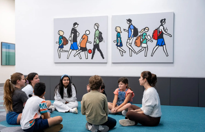 Alunos da Alpha School em momento de compartilhamento de ideias.