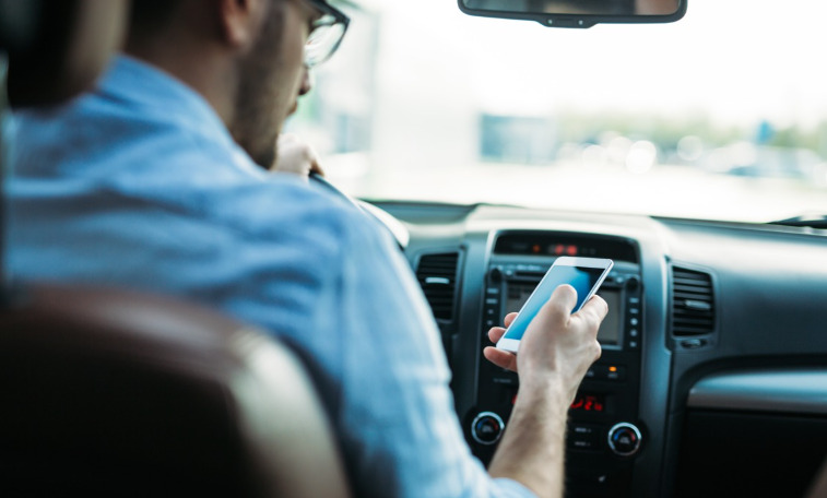 Não há mais possibilidade de segurar em aparelhos, todos os motoristas devem recorrer a tecnologias mãos-livres, como Bluetooth ou viva-voz.