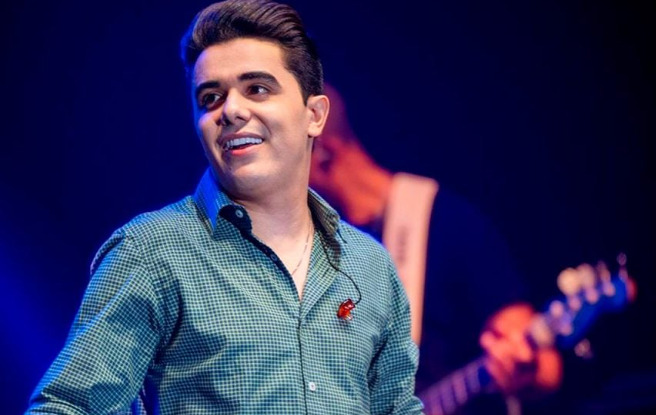 O cantor Pedro Libe apresenta um show especial repleto de homenagens aos grandes mestres do sertanejo.