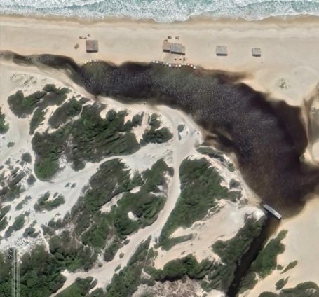 Imagens de satélite mostram que a primeira barraca surgiu na praia por volta de 2012, e ao longo dos anos outras foram sendo erguidas conforme o fluxo turístico aumentava.