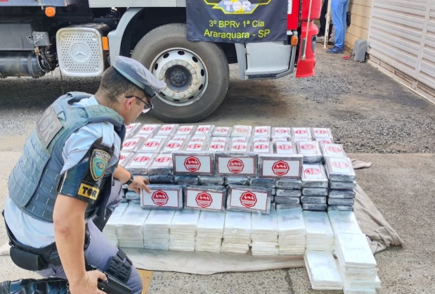 Durante a abordagem, os agentes descobriram o compartimento secreto. Dentro dele, estavam 453 tabletes de cocaína, que somaram 407 quilos da droga.