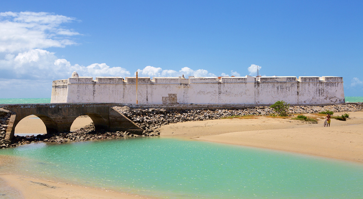 Perto da Ponte Newton Navarro fica essa faixa de areia protegida por recifes que vira uma piscina na maré baixa. A Praia do Forte é presença constante nas listas de passeios em Natal. 