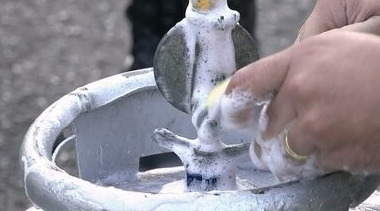 Vazamentos podem ser checados utilizando espuma de sabão nas rosacas e canos do botijão, se borbulhar há vazamento.
