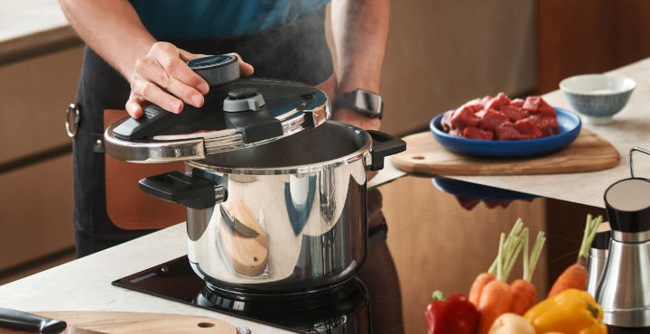 A panela de pressão agiliza e diminui o tempo de cozimento dos alimentos, eficiente para economizar gás.