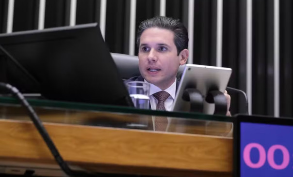 O presidente da Câmara Hugo Motta durante sessão de votação da urgência do projeto de anistia.