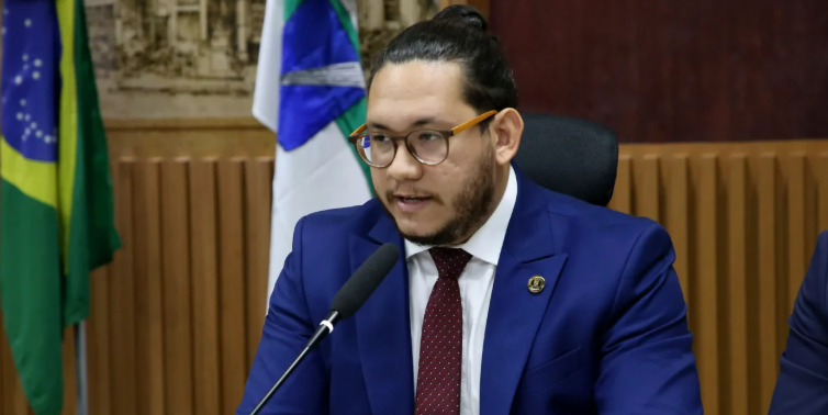 O vereador Matheus Faustino é o autor da denúncia apresentada ao Tribunal de Contas da União com questionamentos sobre a empresa do escritor Eduardo Bueno.