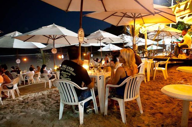 O interessante da praia de Ponta Negra é que o turista pode aproveitar tanto de dia quanto a noite, sentado curtindo o barulhinho do mar e aproveitando a gastronomia local.