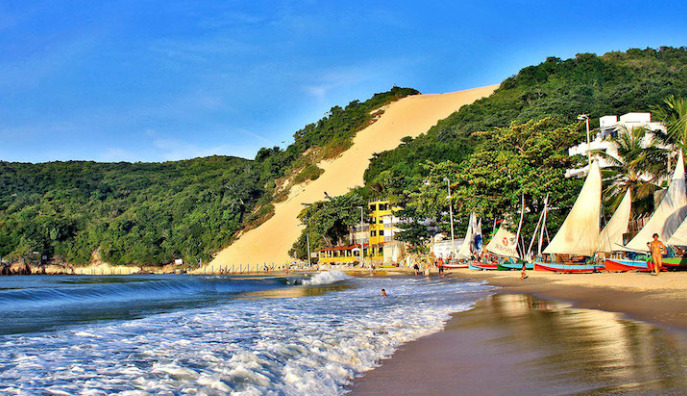 Visual do Morro do Careca, o mais famoso cartão postal da praia de Ponta Negra e de Natal.