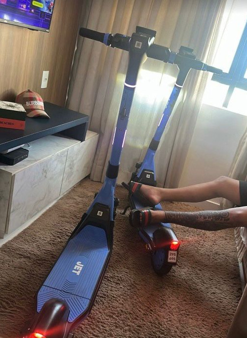 O influenciador digital de Natal Allehzinho foi flagrado levando dois patinetes para dentro da própria sala.