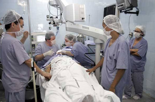 A seleção de receptores não segue apenas a ordem cronológica, mas critérios como: compatibilidade entre doador e receptor; tempo de espera; gravidade do caso; e urgência médica.