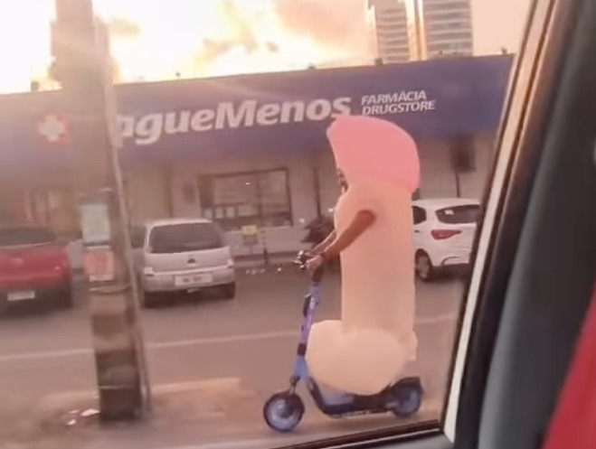 A cena inusitada do homem fantasiado de "piroka" andando de patinete parou o trânsito na zona sul de Natal.