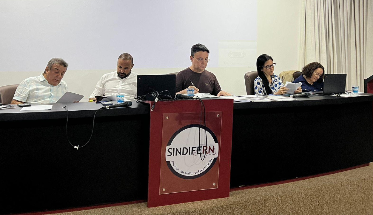 Membros da comissão julgadora com representantes das entidades realizadoras e instituições parceiras.