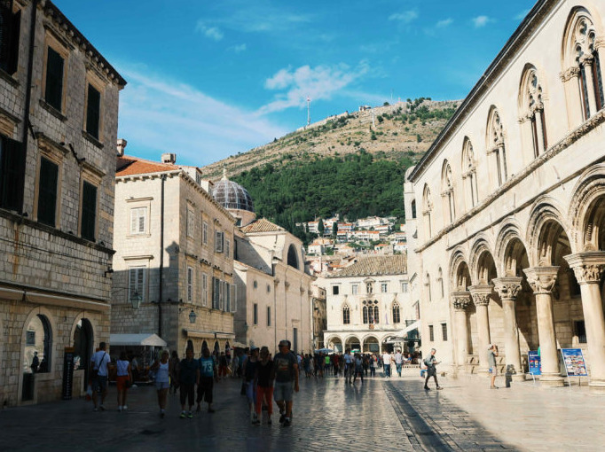 A cidade de Dubrovnik, na Croácia, proíbe o uso de malas de rodinhas nas ruas de pedra do centro histórico.