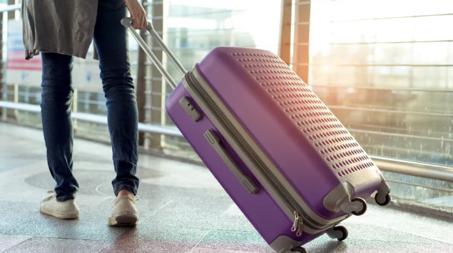As malas com rodinhas agilizam a vida dos turistas, seja dentro dos aeroportos e tão nas ruas até a chegada nos hotéis.