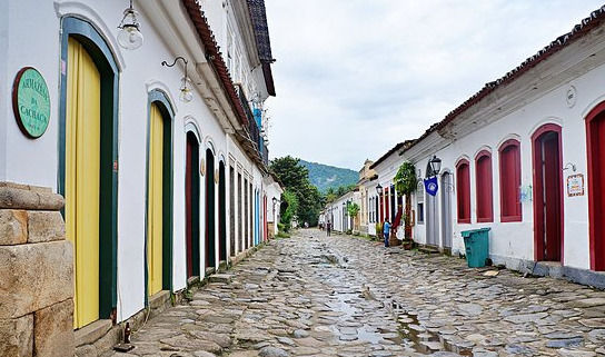 As famosas ruas com calçamento de pedras do centro histórico de Paraty, no Rio de Janeiro.