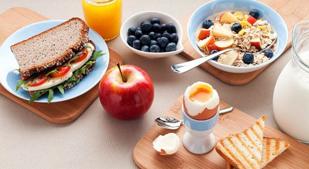 Para uma dieta equilibrada, os médicos indicam o consumo de um ovo por dia, se ele for cozido ou feito sem gordura se torna ainda mais apropriado para os benefícios da saúde.