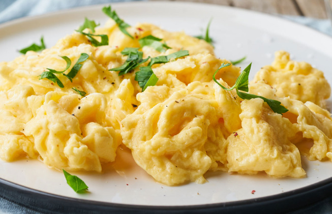 O ovo se mostra muito prático e perfeito para inovar no preparo, podendo ser feito de diferentes comos como mexido, cozinho, como omelete e até no forno.