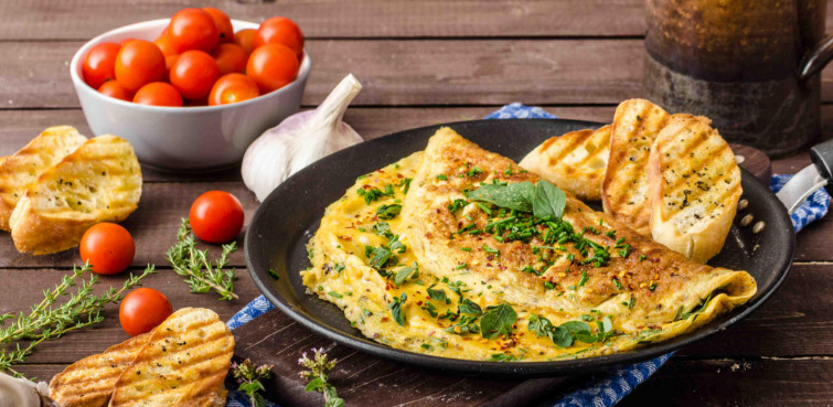 O omelete de espinafre é uma sugestão interessante para variar a forma de consumir ovo.