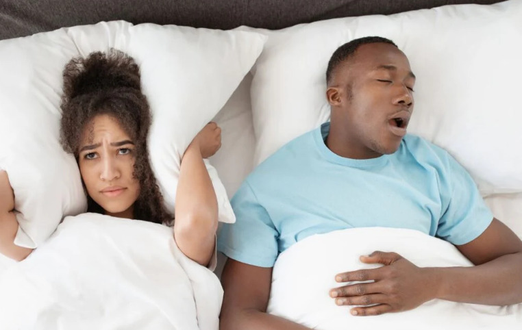 O ronco não prejudica somente quem tem o problema, mas acaba trazendo transtornos também para quem dorme ao lado; a qualidade do sono é a primeira a entrar na lista dos prejuízos para a saúde.