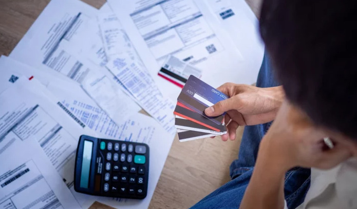 Entre as modalidades, a maior pressão veio do rotativo do cartão de crédito, que avançou 5,3 pontos percentuais no mês e atingiu um patamar de 451,5% ao ano.