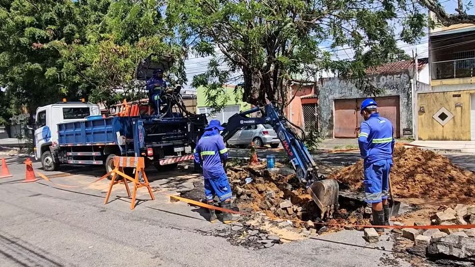 Buraco se abriu na avenida Interventor Mârio Câmara em Natal.