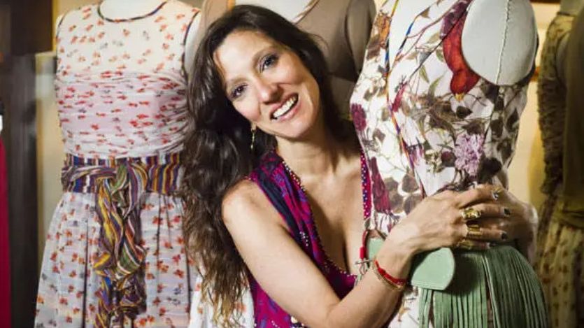 Isabela Capeto trabalhou em grandes marcas antes de lançar sua própria grife em 2003, que conquistou destaque internacional.