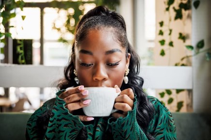 Tomar café comum requer atenção no horário justamente pela cafeina presente, que pode gerar consequências para o metabolismo e saúde.