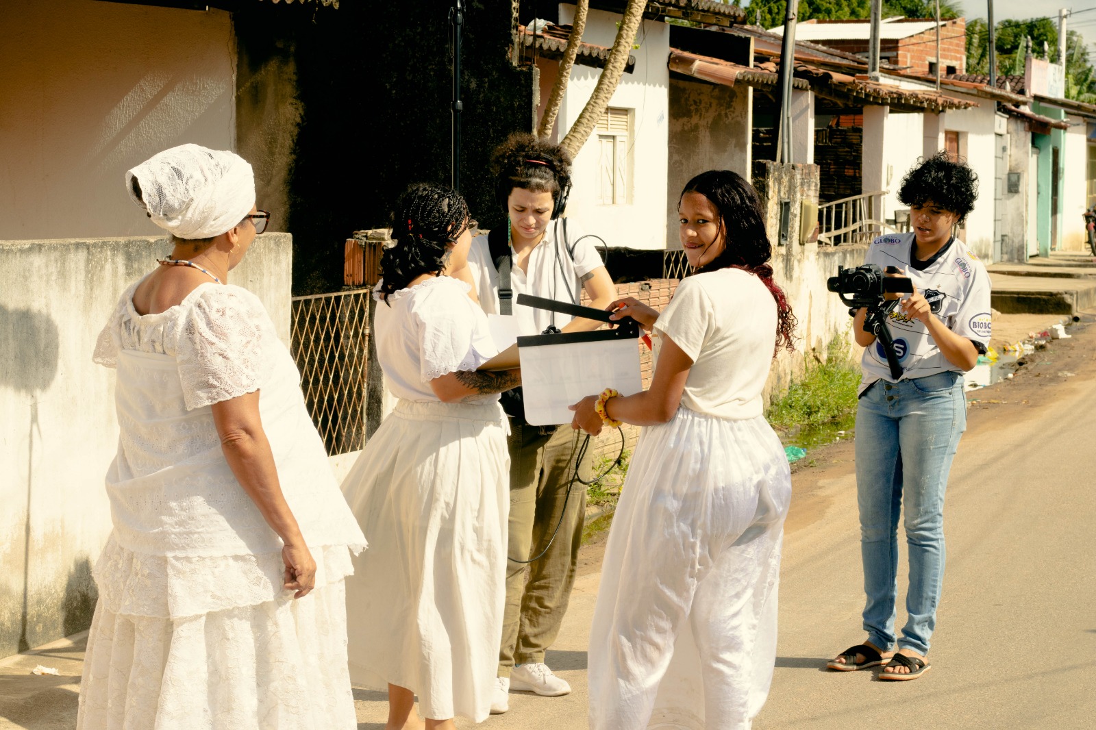 A obra busca evidenciar o papel político das religiões de matriz africana, conectando passado e presente através da narrativa iorubá.