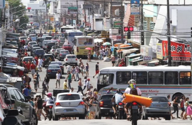 O comércio de rua no bairro do Alecrim, um dos mais tradicionais da cidade, terá abertura facultativa no dia do feriado, das 8h às 14h.