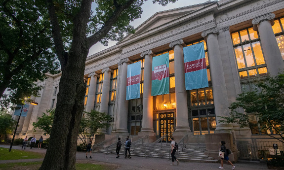 Harvard Law School, renomada universidade americana onde Carlos Portigal Gouvêia era professor convidado.