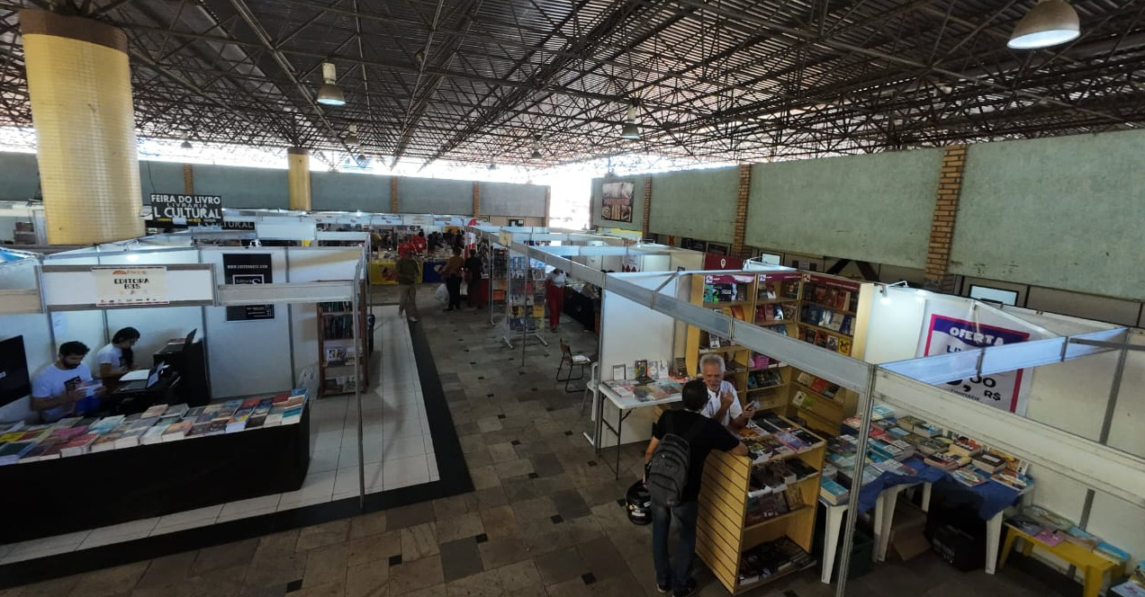 A feira aposta em um formato colaborativo, que reduz custos para expositores e amplia a participação de autores independentes e editoras locais.