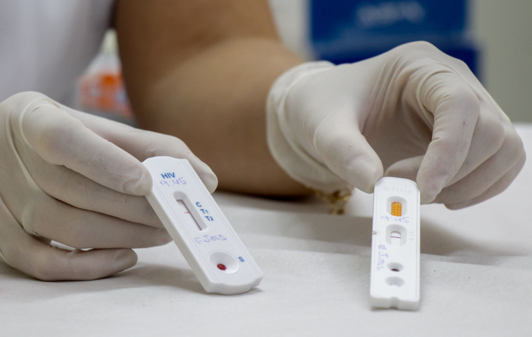 A sífilis é causada pela bactéria Treponema pallidum e pode ser transmitida por relações sexuais sem proteção, da mãe para o bebê, por transfusão de sangue ou compartilhamento de objetos cortantes.