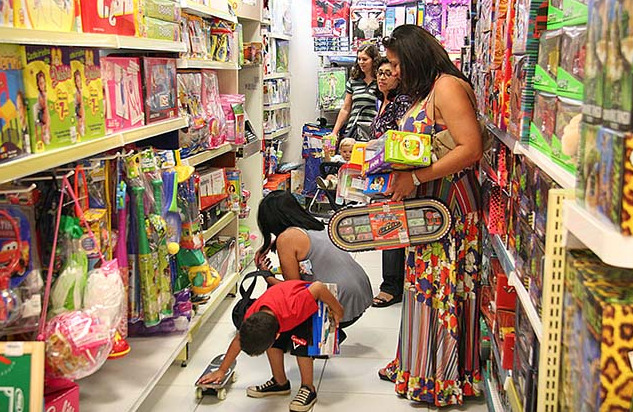Os brinquedos continuam liderando a preferência (69,5%), seguidos por vestuário (42,8%) e eletrônicos (13,4%), que aparecem em alta neste ano.