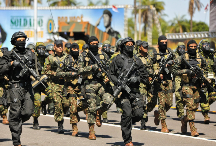 O grupo, formado em sua maioria por militares de forças especiais, ficou conhecido como os “kids pretos”.