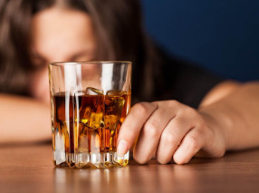 O metanol é um álcool industrial usado em solventes, combustíveis e produtos de limpeza. Quando ingerido, ele é metabolizado pelo fígado em substâncias altamente tóxicas, que podem causar cegueira, coma e até morte.