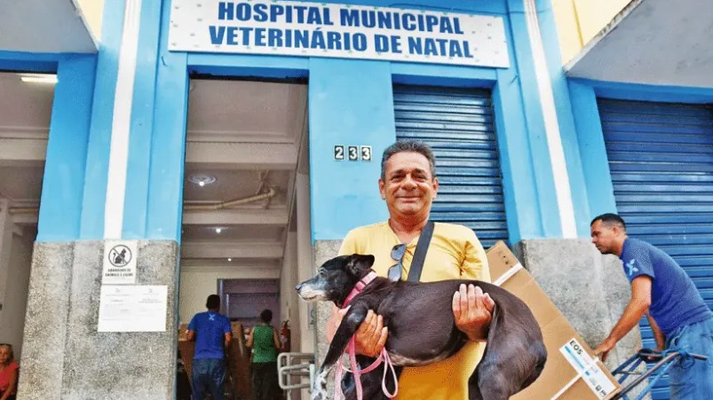 Policial militar João Nilson levou seu cão para atendimento no início desta semana e atestou a organização geral do hospital – Foto: Magnus Nascimento / Prefeitura do Natal
