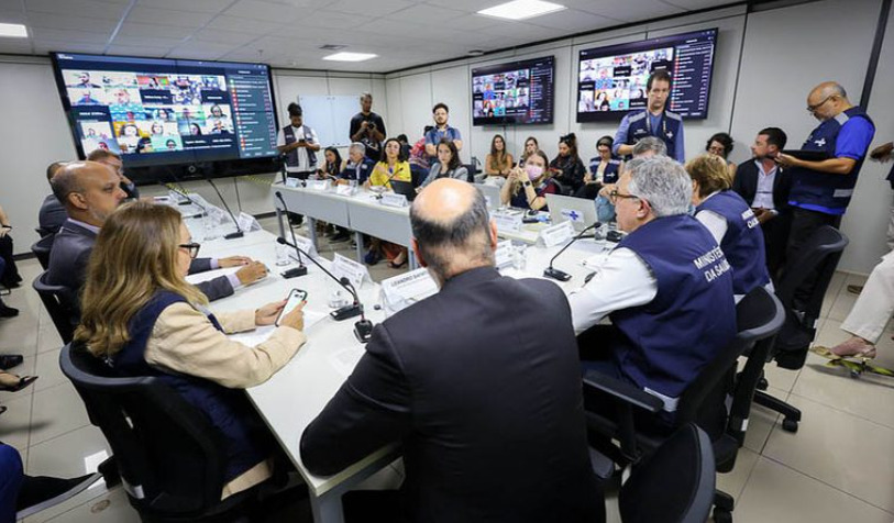 O ministro da Saúde, Alexandre Padilha, anunciou um conjunto de ações estratégicas para enfrentar os casos de intoxicação por metanol associados ao consumo de bebidas alcoólicas adulteradas. Imagem: Agência Gov | Via Ministério da Saúde | Walterson Rosa/MS