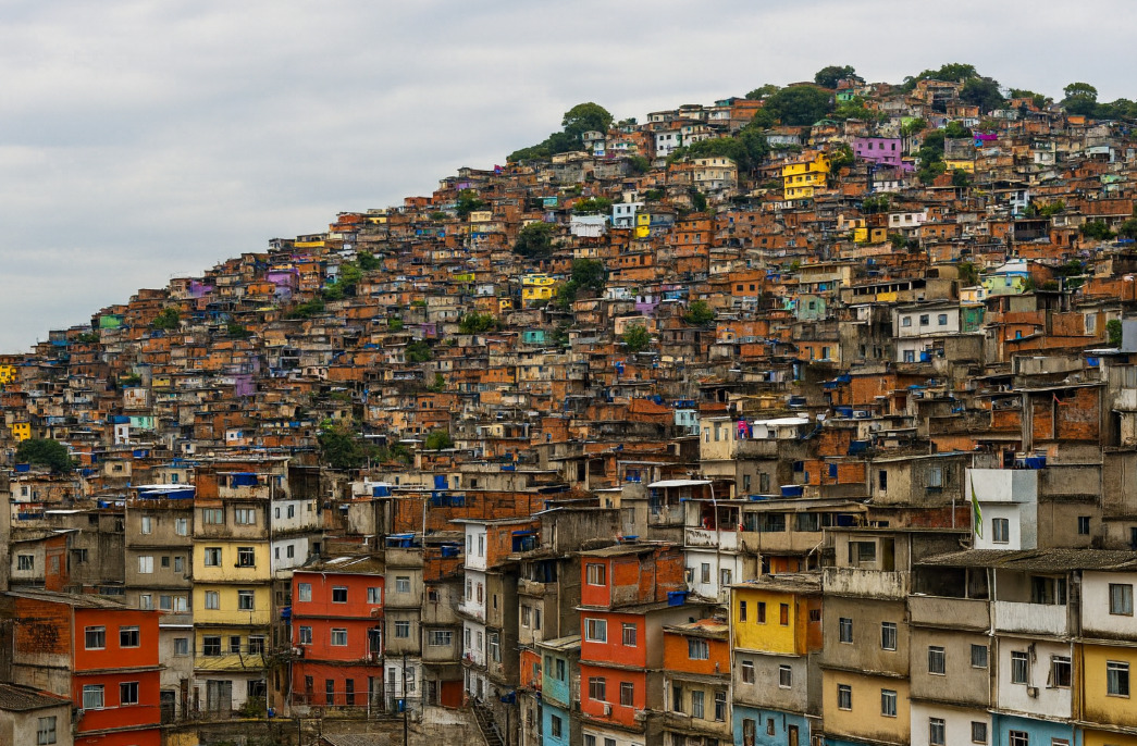 Vista da favela da Rocinha, no Rio de Janeiro, considerada a maior do país. Imagem gerada por IA.