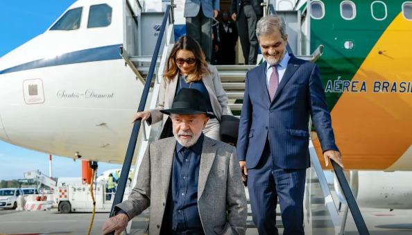 O presidente Luiz Inácio Lula da Silva chegou a Roma, na Itália, neste domingo (12), para participar da abertura do Fórum Mundial da Alimentação, promovido pela Organização das Nações Unidas para Alimentação e Agricultura (FAO). Agência Brasil. Imagem: Ricardo Stuckert/PR.