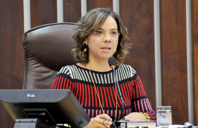 Segundo o Ministério Público, Larissa teria mantido em sua equipe o nome de Daniel Silva Barros, que recebia salário público sem exercer função, enquanto atuava no setor privado em Macau. Imagem: Assembleia Legislativa RN.