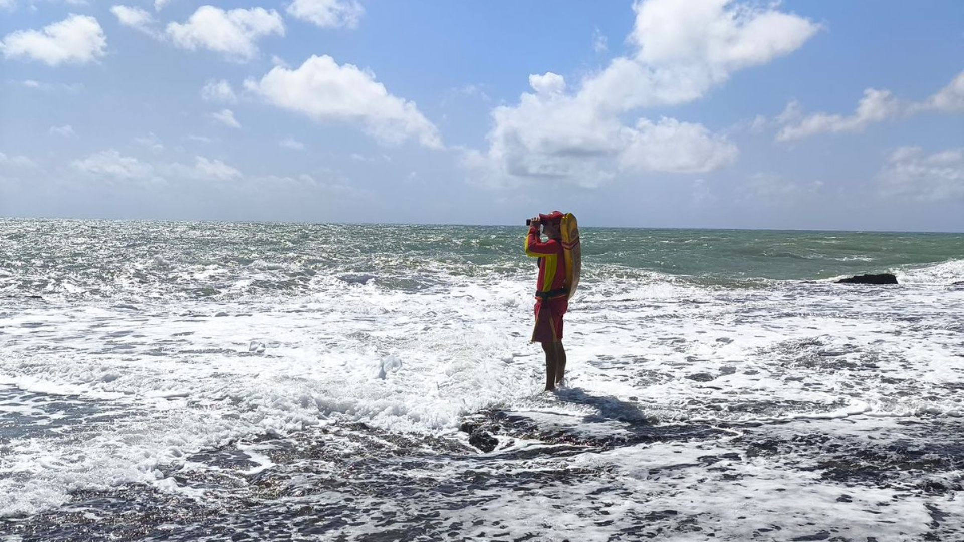 Corpo de Bombeiros retoma buscas por marinheiro desaparecido em praia de Natal